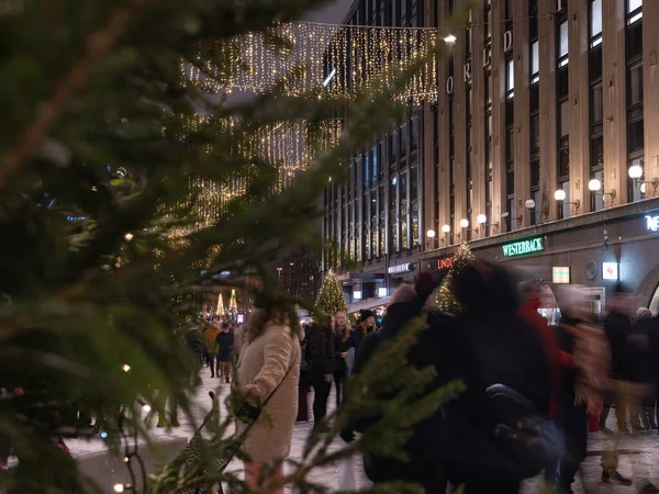 핀란드 2022 중심가의 크리스마스 크리스마스 트리의 가지들은 초점에서 벗어나 — 스톡 사진