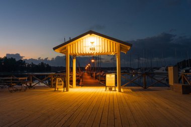 Nagu, Finlandiya - 12.06.2022: Gece iskelesi. Yatlara erişim iznin var. Yat kulübü. Nagu. Finlandiya. İskandinavya.
