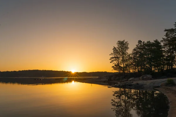 Золотисто Оранжевый Закат Море Силуэтом Лесной Линии Горизонте Природа Финляндии — стоковое фото