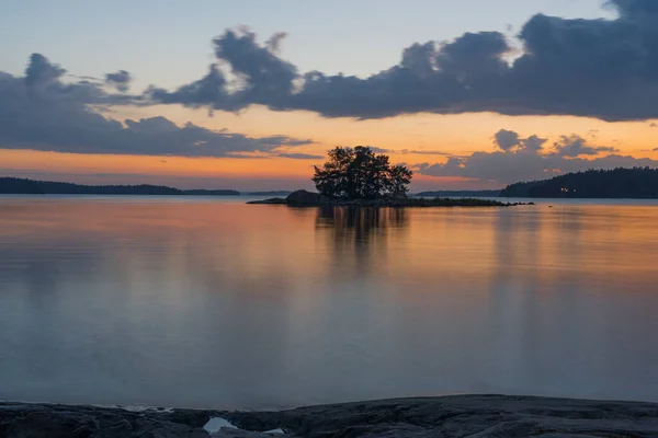 日落时天空在水中的反光 橙色的日落和乌云 明亮的天空 芬兰的性质 斯堪的纳维亚半岛自然背景 — 图库照片