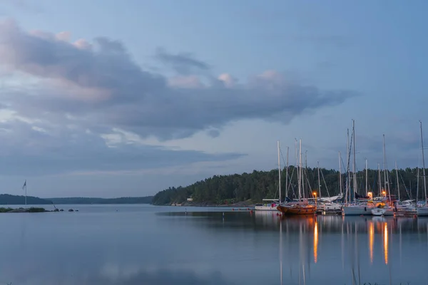 芬兰那古 2022年6月12日 拥有许多停泊游艇的码头迷人的夜景 码头的灯在水面上映衬得很逼真 — 图库照片