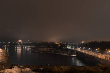 1.01.2023 Narva. Estonya. Narva 'dan Ivangorod' un görüntüsü. Yılbaşı gecesi. Havai fişekleri kutlayalım..