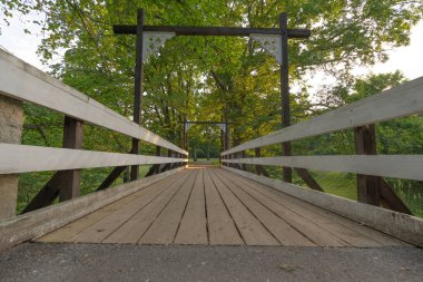 Estonya, Toila Oru Parkı 'ndaki bir derenin üzerindeki ahşap köprü..