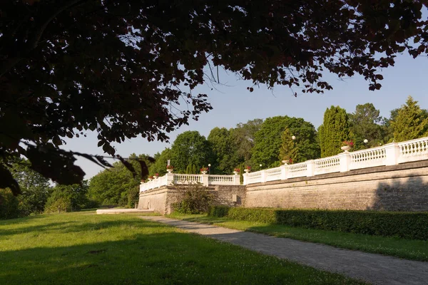 爱沙尼亚的托伊拉欧鲁公园爱沙尼亚第一任总统的避暑胜地 古董栏杆和花盆 阳光灿烂的夏日 — 图库照片