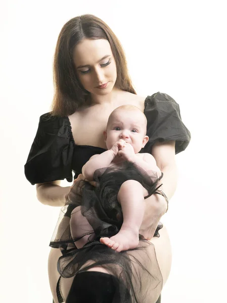 Mladá Moderní Krásná Milující Maminka Drží Ruce Líbá Své Roztomilé — Stock fotografie