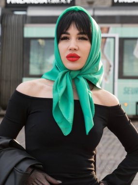 Esmer bir kadın ve siyah elbiseli kırmızı dudaklar, kafasında parlak bir eşarp. yakın plan portre