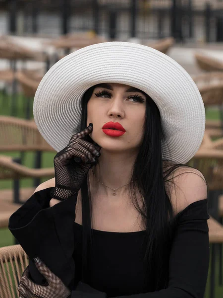 Siyah Elbiseli Bir Kadın Beyaz Şapkalı Bir Yazlık Kafede Bir — Stok fotoğraf