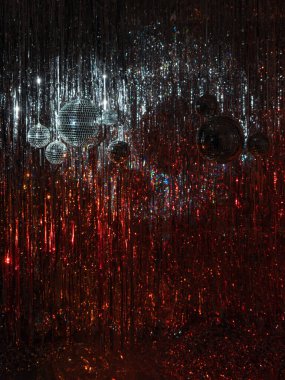 Gümüş arka planda disko topları. Renkli disko topları.