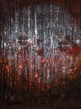 Gümüş arka planda disko topları. Renkli disko topları.