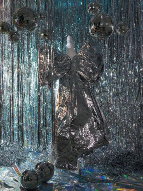 Gümüş arka planda disko topları. Renkli disko topları.