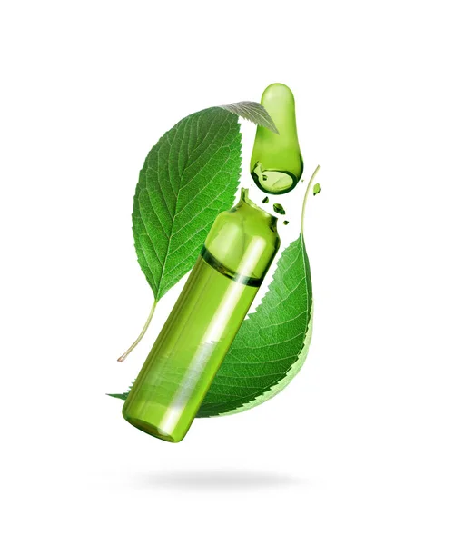 Złamana Kosmetyczna Zielona Ampułka Liśćmi Bliska — Zdjęcie stockowe