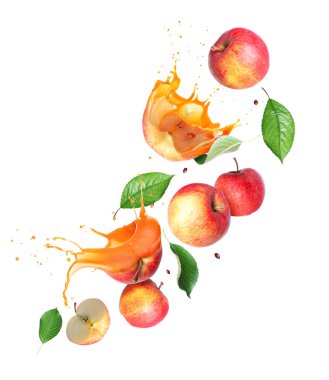 Tam ve dilimlenmiş elma, beyaz arka planda meyve suyu var.