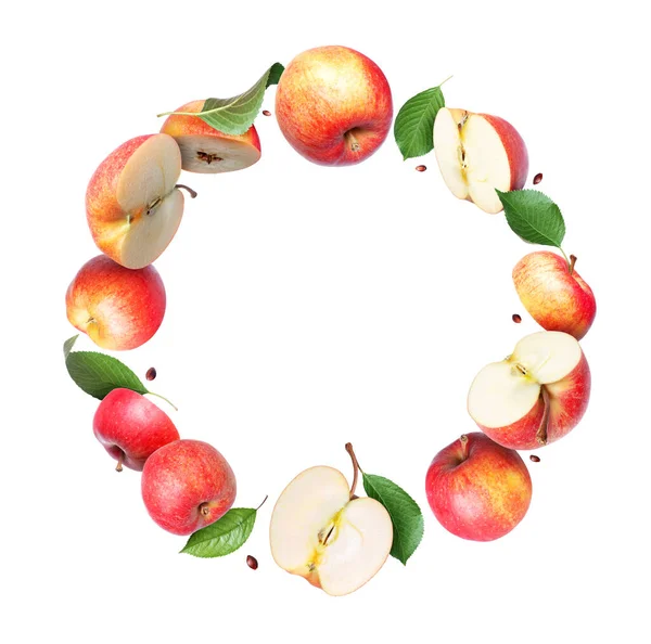 Manzanas Enteras Cortadas Rodajas Con Hojas Verdes Dispuestas Círculo —  Fotos de Stock