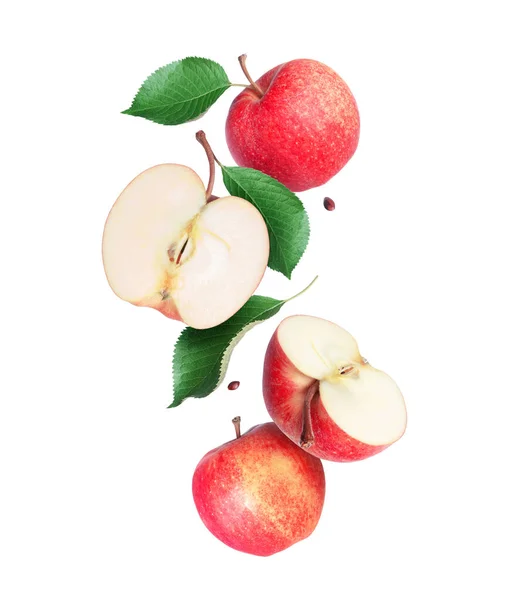 Całe Pokrojone Dojrzałe Jabłka Liśćmi Powietrzu Bliska — Zdjęcie stockowe