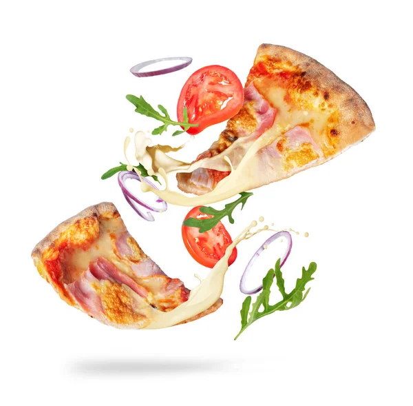 Два Ломтика Пиццы Расплавленным Сыром Ингредиенты Крупным Планом Изолированы Белом — стоковое фото