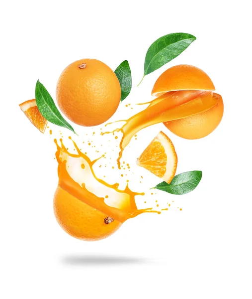 整片切碎的橙子 果汁飞溅在空气中 白色背景隔离 — 图库照片