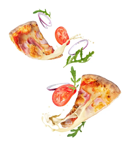 白い背景に隔離された空気中の溶かしたチーズと成分を持つ2枚のピザ — ストック写真