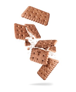 Çikolata aromalı lezzetli bisküvi. Havada ezilmiş. Yakın plan, beyaz arka plan izole edilmiş.