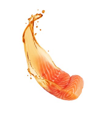 Beyaz bir arka planda izole edilmiş yağlı taze somon dilimi.