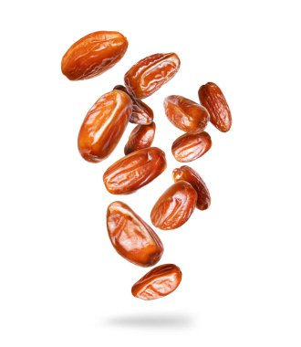 Havadaki leziz kurutulmuş tarihler yakın plan beyaz arka planda izole edilmiş.