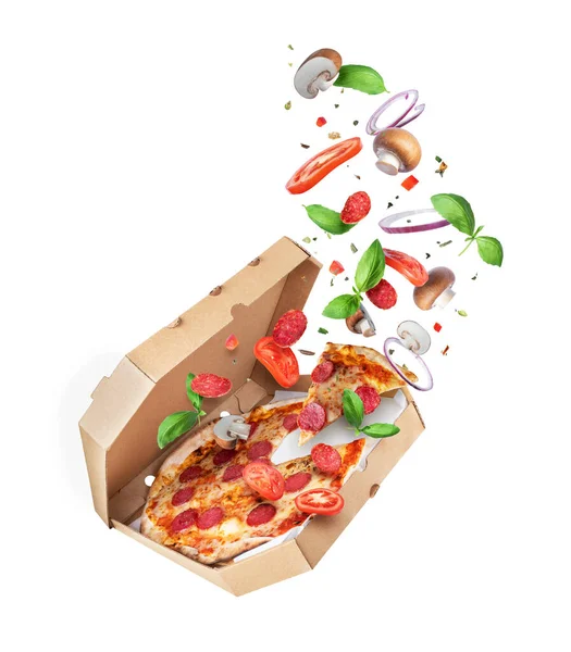 Havadaki Çeşitli Malzemelerle Birlikte Taze Pişmiş Baharatlı Pizza Beyaz Arka — Stok fotoğraf