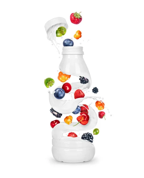 用牛奶和不同的浆果做成的白色瓶子 — 图库照片