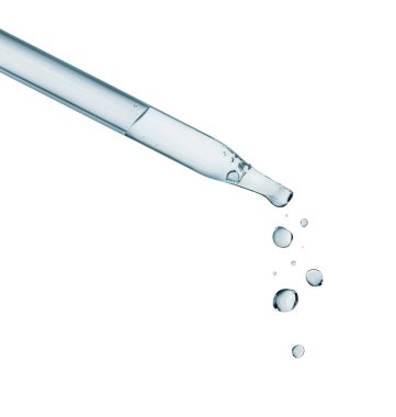 Beyaz zemin üzerinde damlayan damlalarla izole edilmiş kozmetik pipeti