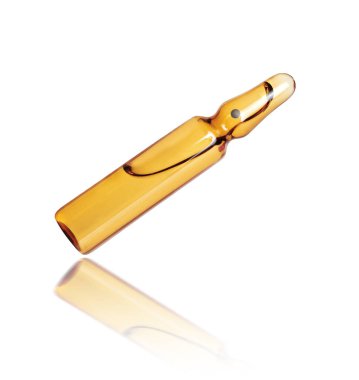 Beyaz arkaplanda yansıma izole edilmiş sarı ampul yakın plan