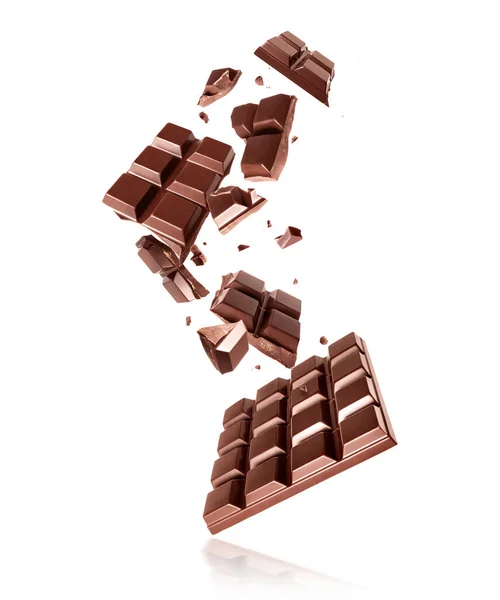 Beyaz Bir Arka Planda Tüm Siyah Çikolatalar Havada Uçuşuyor — Stok fotoğraf