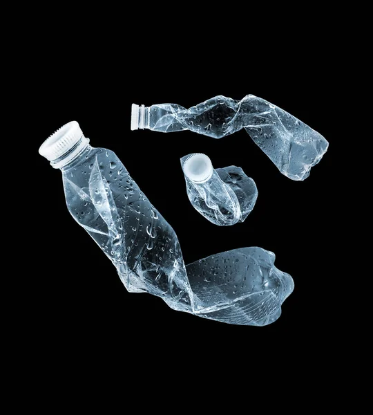 Siyah Arka Planda Plastik Şişeler Var — Stok fotoğraf