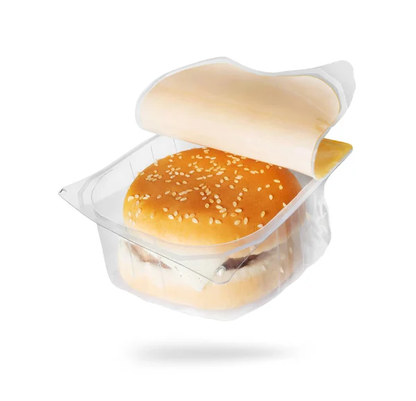 Emballage Plastique Ouvert Avec Cheeseburger Isolé Sur Fond Blanc — Photo