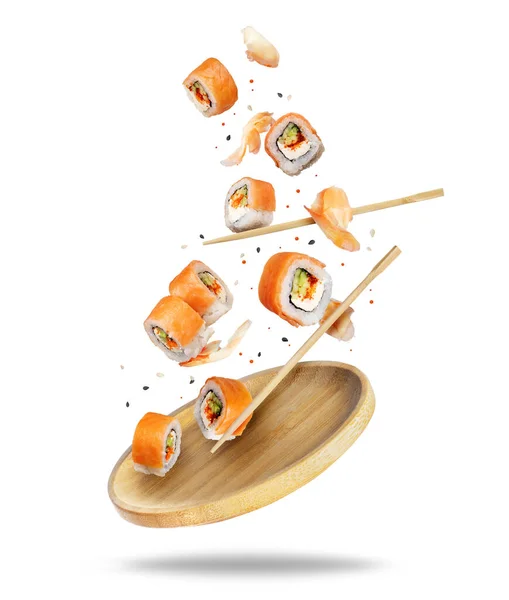 Rolos Sushi Frescos Com Salmão Caindo Uma Placa Madeira — Fotografia de Stock