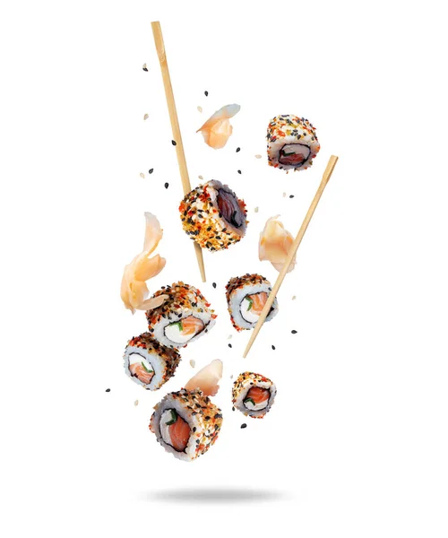 Deliziosi Involtini Sushi Fresco Con Zenzero Nell Aria Isolato Sfondo — Foto Stock
