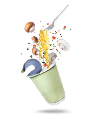 Şampiyon olan erişteler beyaz arka planda izole edilmiş bir karton bardaktan uçar.