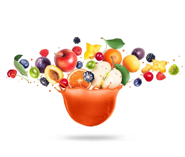 Verschiedene Beeren Und Früchte Mit Spritzern Saft Auf Weißem Hintergrund — Stockfoto