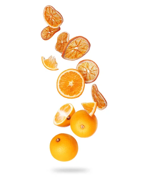 在白色背景上隔绝的空气中 成熟而干枯的橘子 — 图库照片