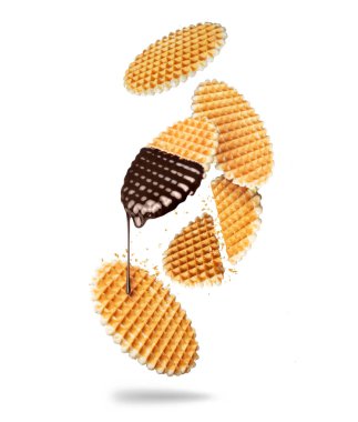 Havadaki iştah açıcı yuvarlak waffle 'lar beyaz arka planda izole edilmiş.