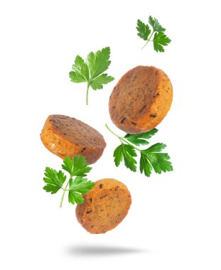 Maydanoz yapraklı üç parça falafel.