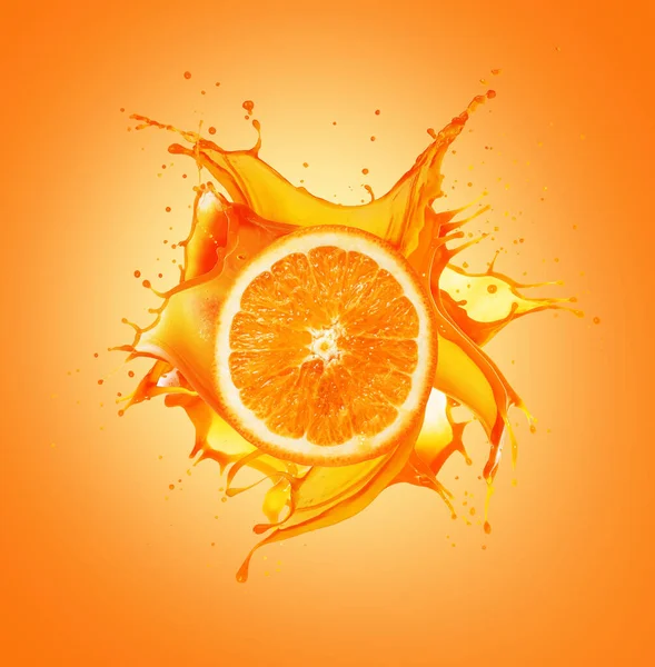 橘色背景上有一半橘子汁的橘子 — 图库照片