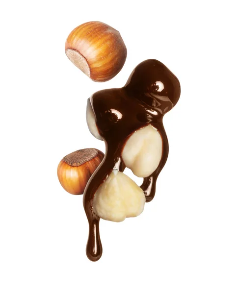 Lískové Oříšky Pokryté Roztavenou Čokoládou Zblízka Izolované Bílém Pozadí — Stock fotografie