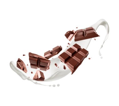 Beyaz arka planda izole edilmiş siyah çikolata parçalı süt sıçraması.