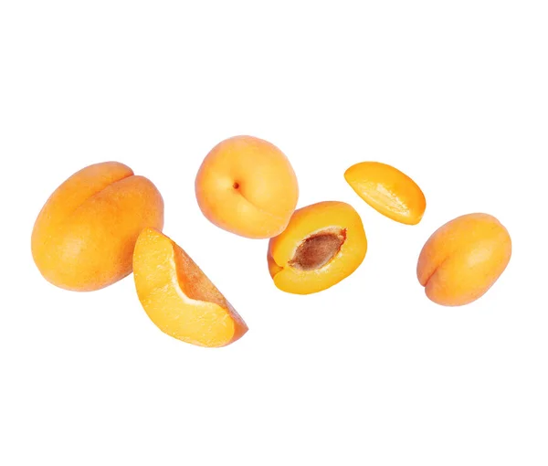 Reife Ganze Und Scheiben Geschnittene Aprikosen Der Luft Isoliert Auf — Stockfoto