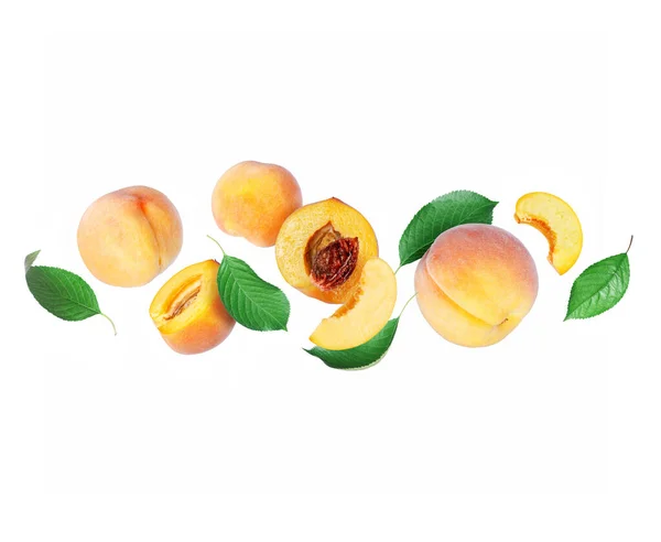 Reife Ganze Und Scheiben Geschnittene Pfirsiche Mit Blättern Der Luft — Stockfoto