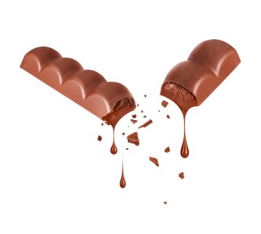 Beyaz arka planda izole edilmiş gözenekli sütlü çikolata damlalarından damlayan damlalar