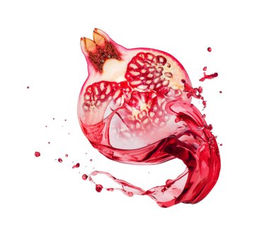 Yarım nar ve biraz kırmızı meyve suyu. Beyaz bir arkaplanda izole edilmiş.