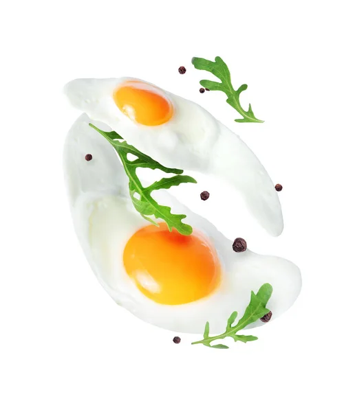 Dois Ovos Fritos Com Arugula Perto Isolado Fundo Branco — Fotografia de Stock