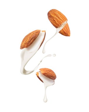 Ezilmiş bademlerden akan süt beyaz arka planda izole edilmiş havayı kapatır.