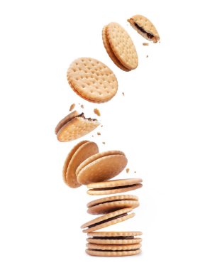 Çikolata dolgulu çıtır kurabiyeler beyaz arka planda soyuluyor.