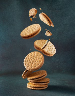 Koyu bir arka planda çikolatalı ve ezilmiş kurabiyeler.