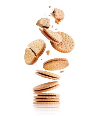 Tam ve ezilmiş çikolatalı kurabiyeler beyaz arka planda izole edilmiş.